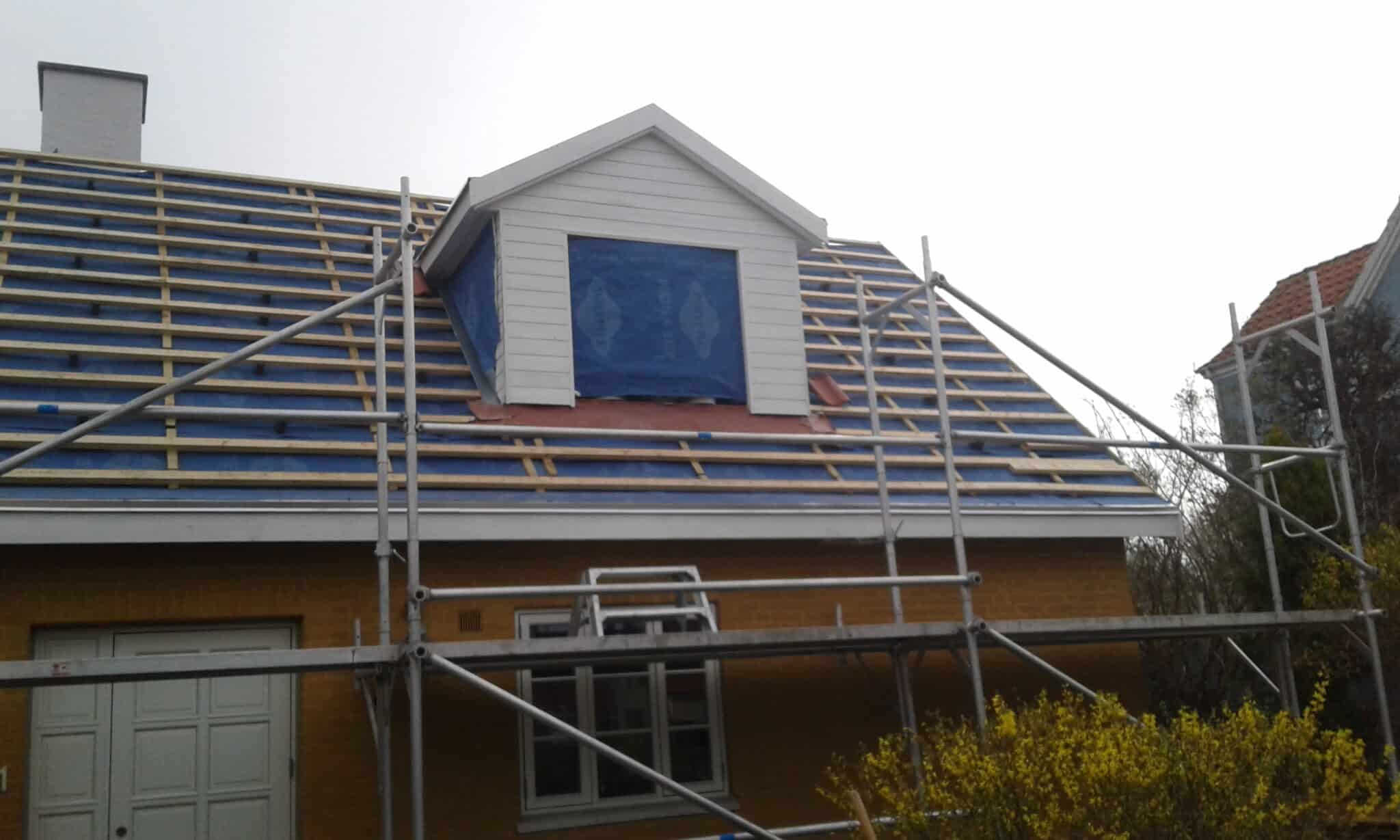 Tømrer lægger nyt tag i Dragør