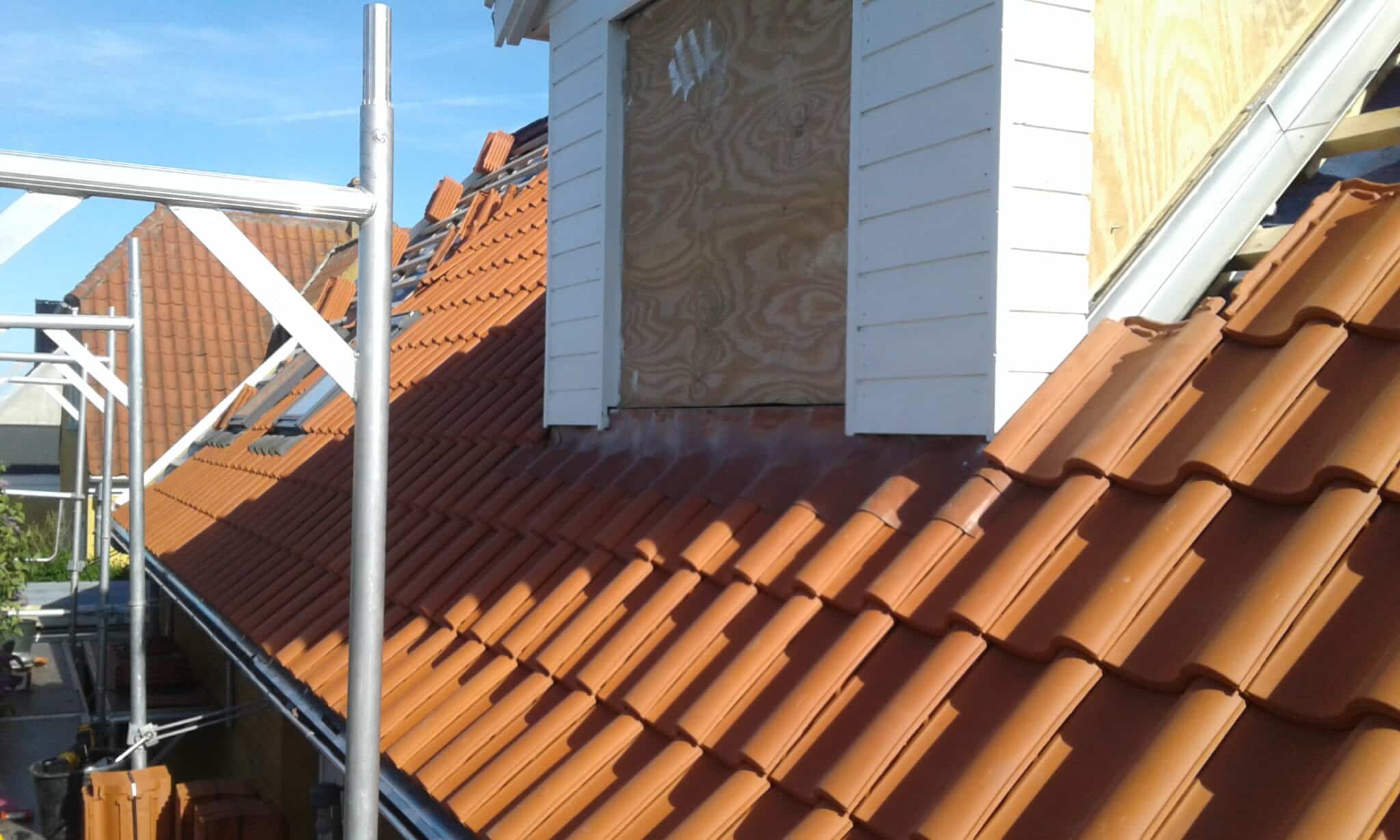 Tag laves af lokal tømrer fra Amager